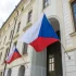 Vlajky České republiky na budově Poslanecké sněmovny