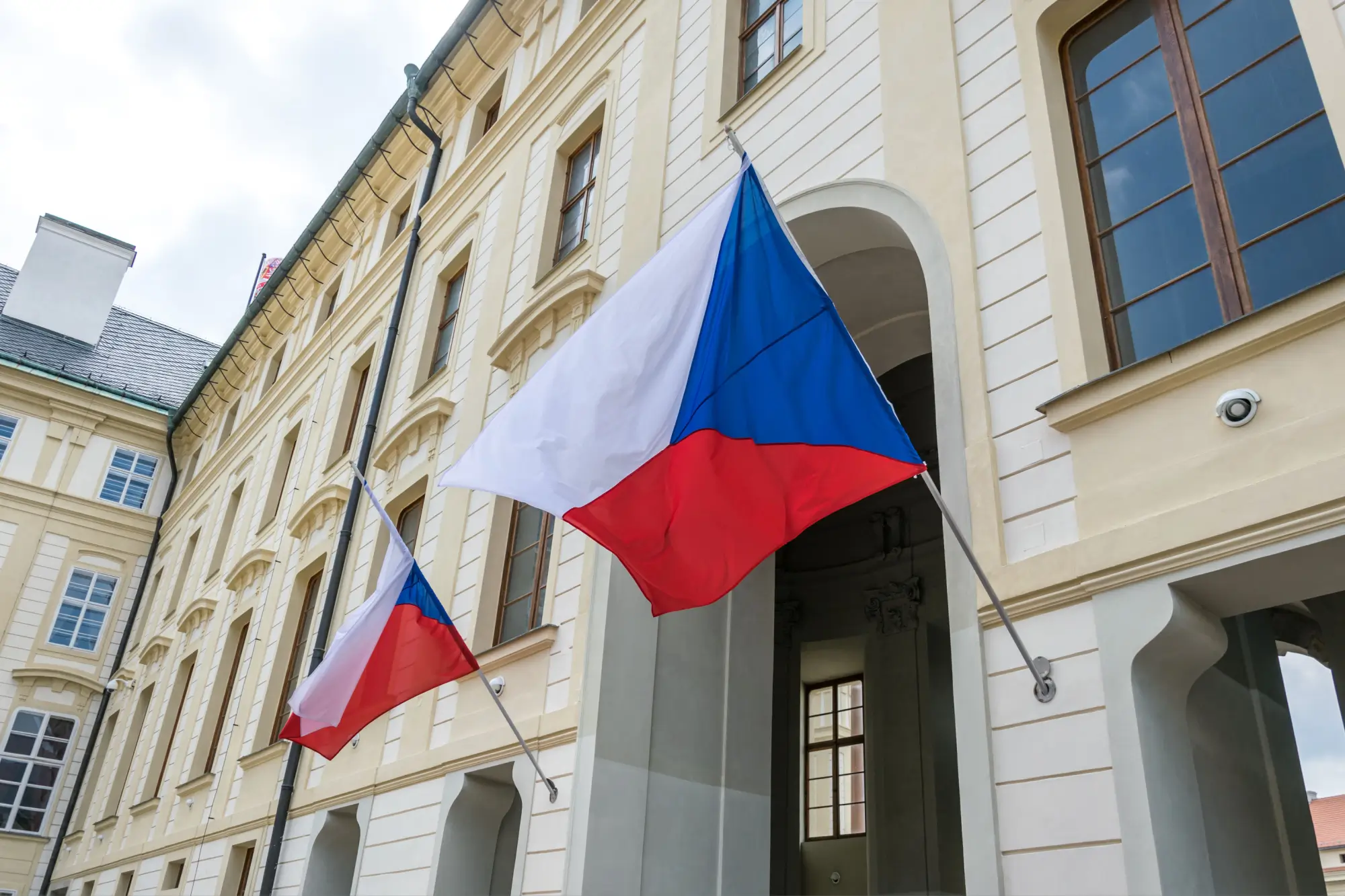 Vlajky České republiky na budově Poslanecké sněmovny