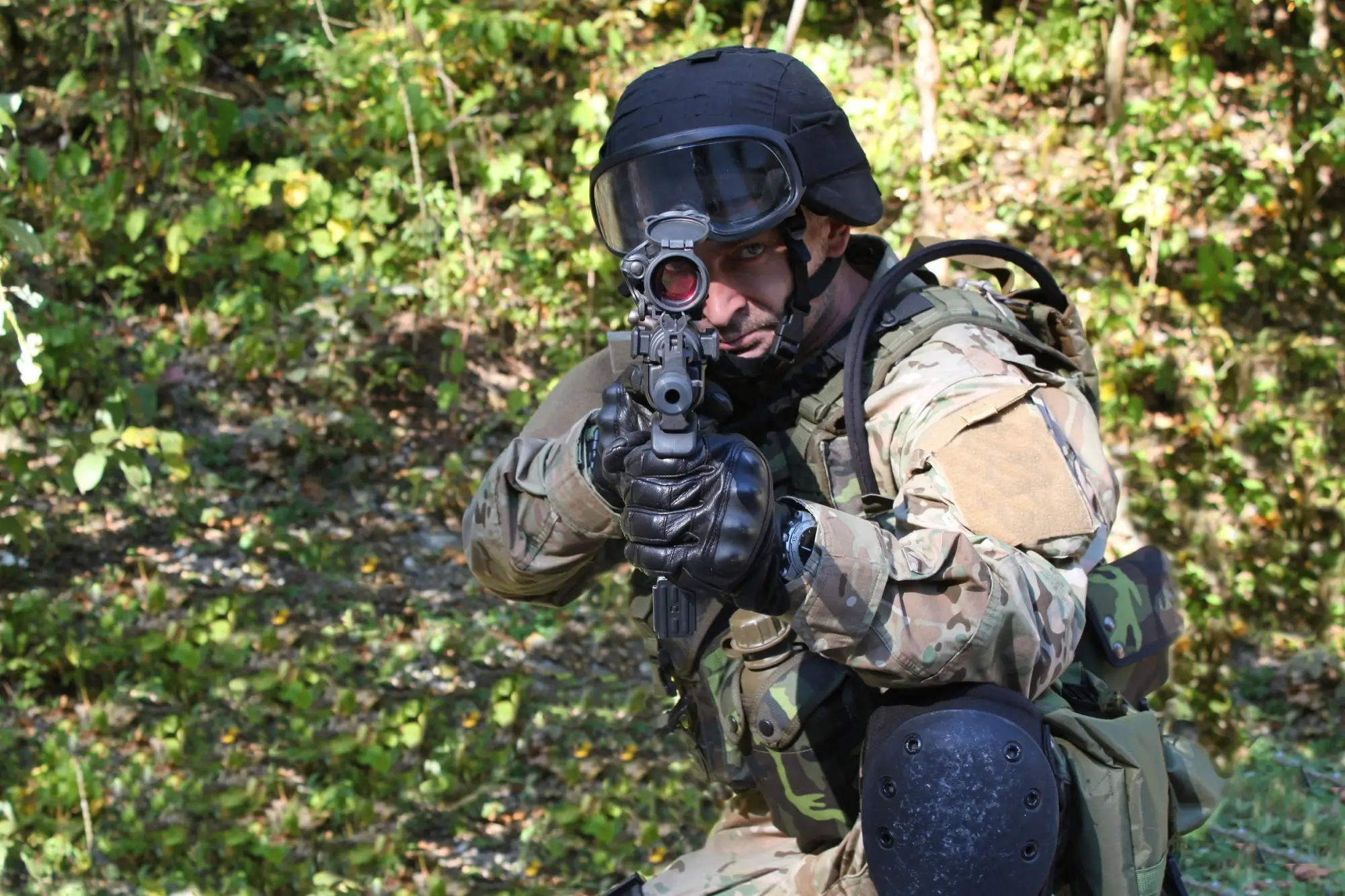 Shutterstock_84585652 - SportDeník Příslušník speciální jednotky policie v lese