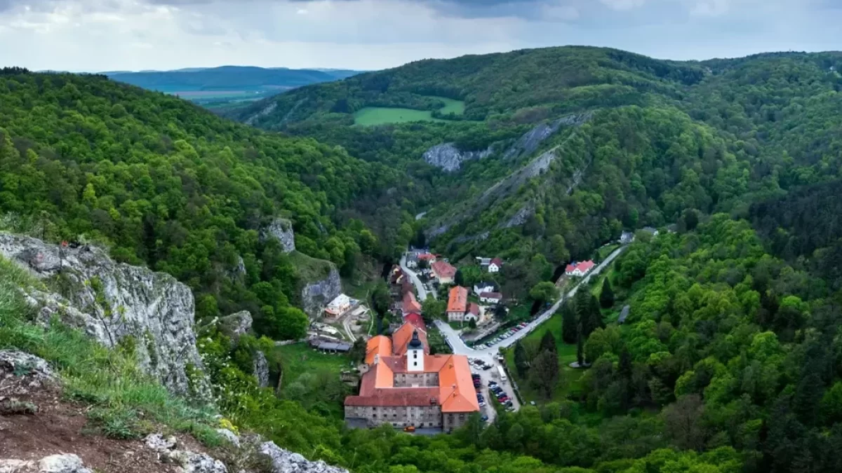 Fascinující poutní místo Svatý Jan pod Skalou ve Středočeském kraji, pohled z výšky. Rozkládá se v malebné krajině Českého krasu, ve skalami sevřeném údolí.