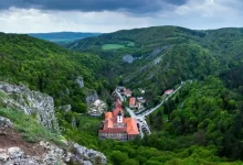 Fascinující poutní místo Svatý Jan pod Skalou ve Středočeském kraji, pohled z výšky. Rozkládá se v malebné krajině Českého krasu, ve skalami sevřeném údolí.