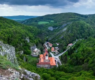 Fascinující poutní místo Svatý Jan pod Skalou ve Středočeském kraji, pohled z výšky. Rozkládá se v malebné krajině Českého krasu, ve skalami sevřeném údolí.