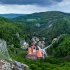 Fascinující poutní místo Svatý Jan pod Skalou ve Středočeském kraji, pohled z výšky. Rozkládá se v malebné krajině Českého krasu, ve skalami sevřeném údolí.