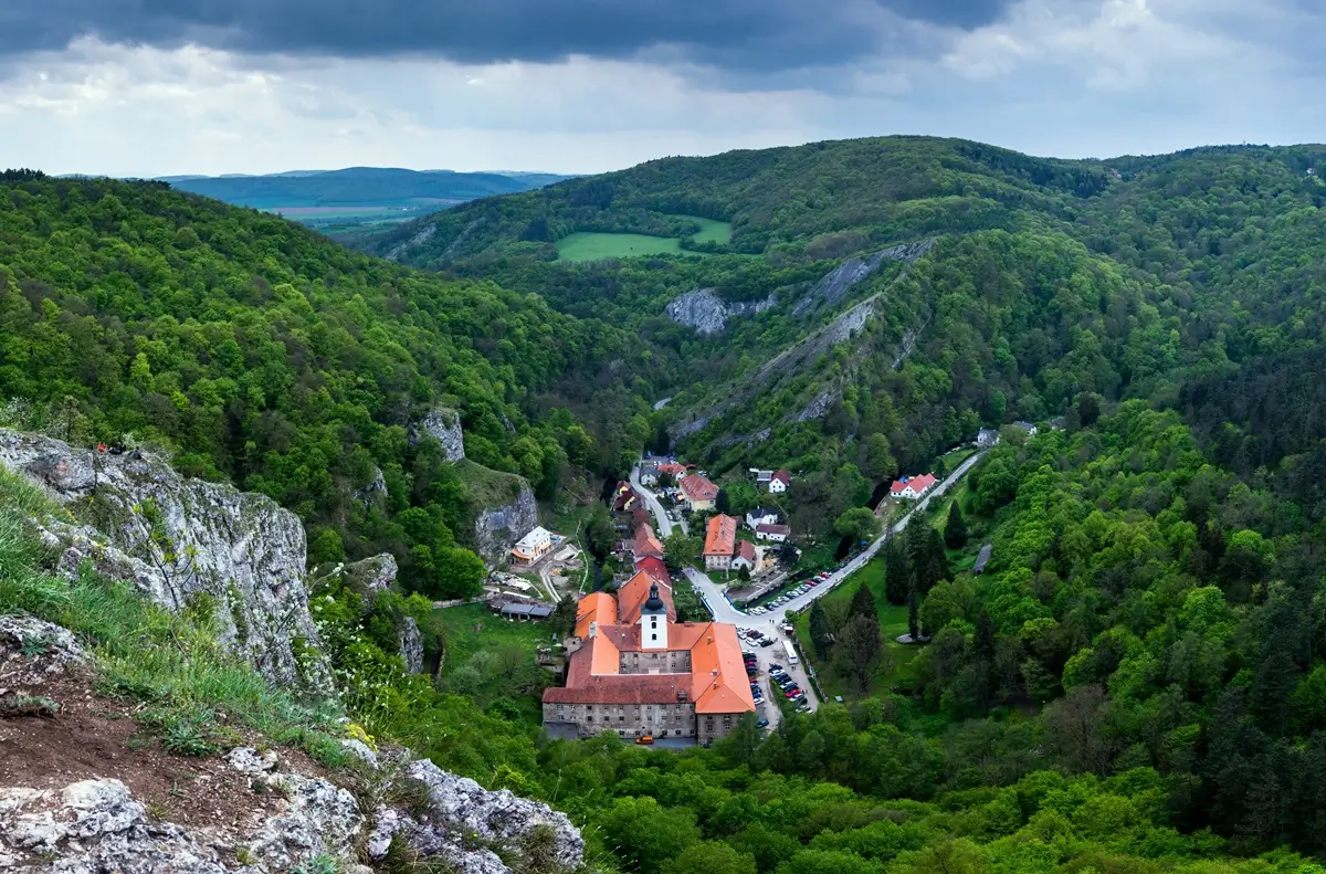 Fascinující poutní místo Svatý Jan pod Skalou ve Středočeském kraji, pohled z výšky. Rozkládá se v malebné krajině Českého krasu, ve skalami sevřeném údolí.