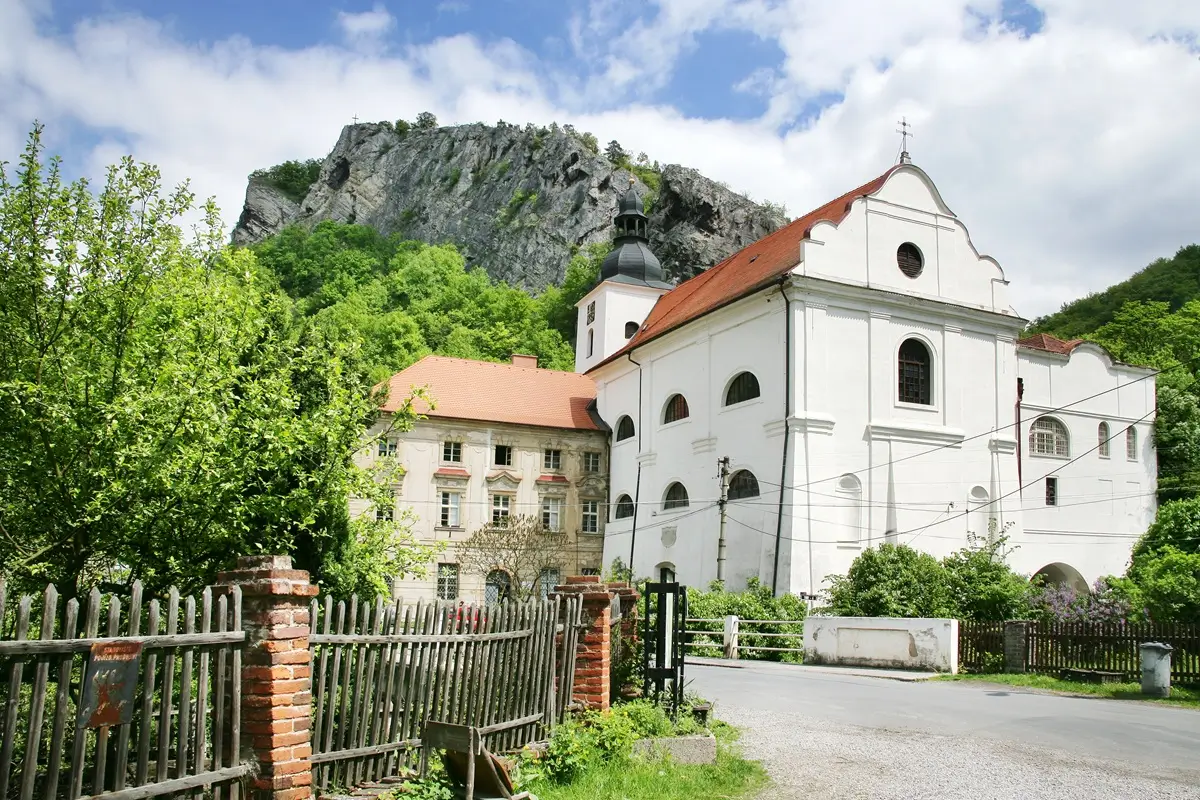 Svatý Jan 2 - SportDeník Pohled na čelo poutního kostela s klášterem ve Svatém Janu pod Skalou