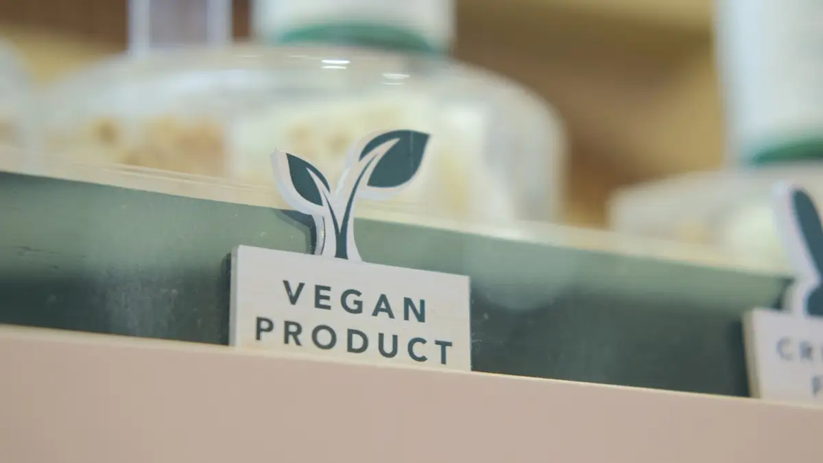 Vegan 1 - SportDeník Pohled do regálu s potravinami, kde je nápis "Vegan products"