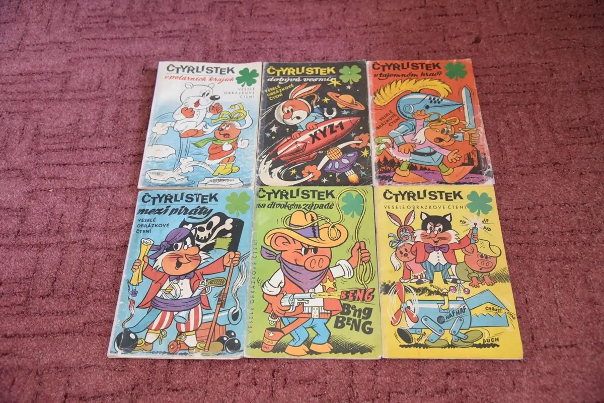 Šest vydání legendárního komiksového časopisu Čtyřlístek, vyskládaných na koberci 
