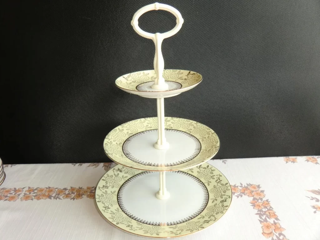 etazer-zluty-dekor-znaceno-porcelanka-stara-role-169785447 - SportDeník