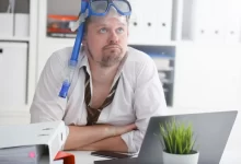 muž s potápěčskými brýlemi v kanceláři