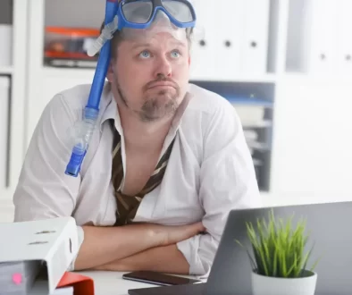 muž s potápěčskými brýlemi v kanceláři