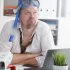 muž s potápěčskými brýlemi v kanceláři