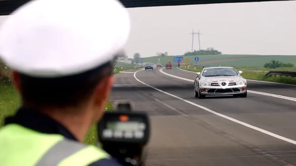 Policista měří rychlost