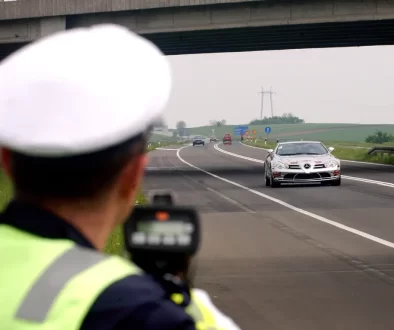 Policista měří rychlost