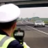 Policista měří rychlost