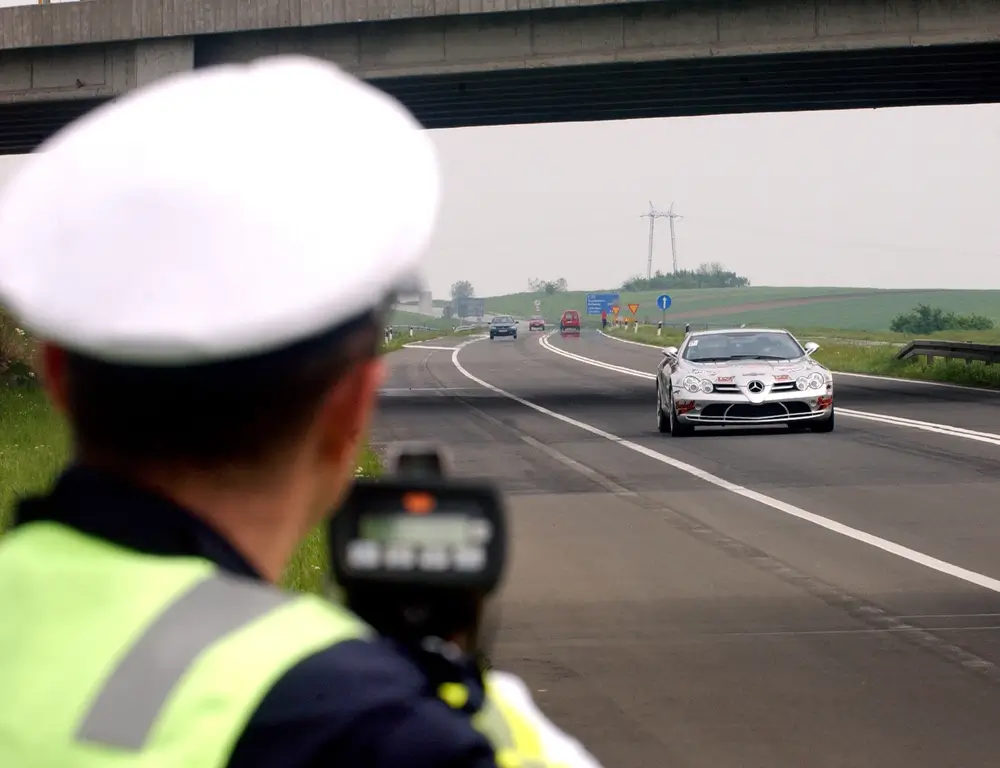 Policista měří rychlost