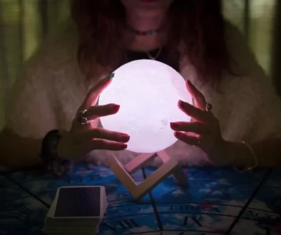 věštkyně zkoumá magickou kouli
