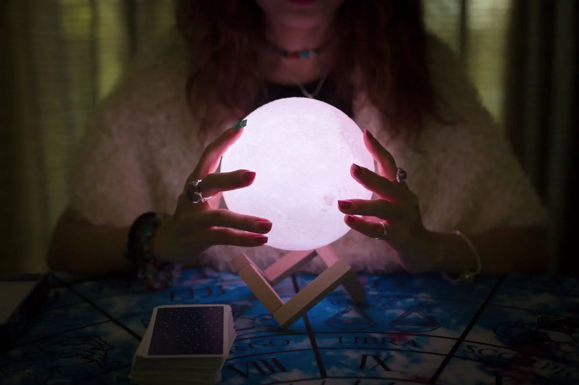 věštkyně zkoumá magickou kouli