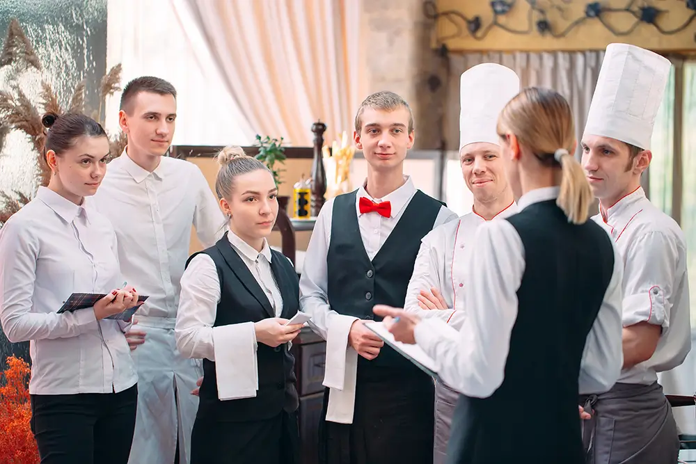 Lvi mají otevřenou cestu ke kariérnímu postupu. - SportDeník žena povýšila v restauraci a povede tým kuchařů a číšníků