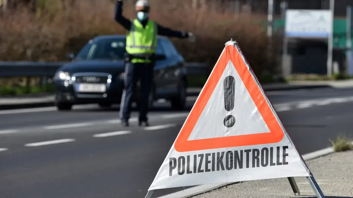 Rakouský policista zastavuje auto