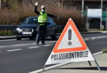 Rakouský policista zastavuje auto