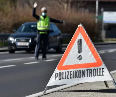 Rakouský policista zastavuje auto