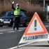 Rakouský policista zastavuje auto