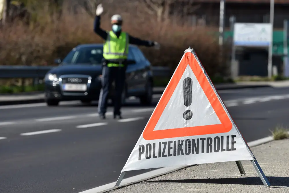 Rakouský policista zastavuje auto
