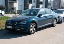 auta stojící na ulici