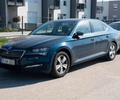 auta stojící na ulici