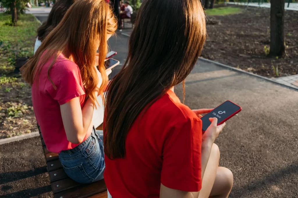 Zatímco dnešní třicátníci dřív používali ICQ, generace Z si ujíždí na TikToku. - SportDeník puberťačky s mobilními telefony