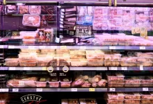 vitrína s masem v obchodě