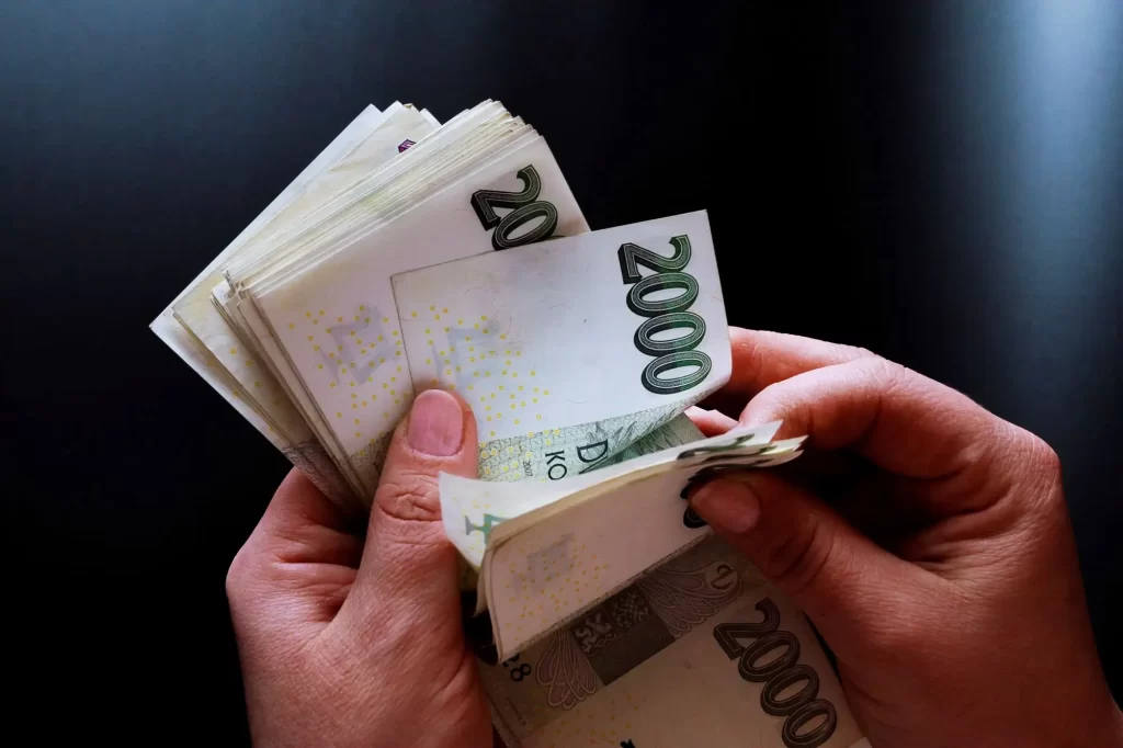 Štíry čeká v druhé polovině tohoto roku nečekaný příliv peněz. - SportDeník plné ruce bankovek