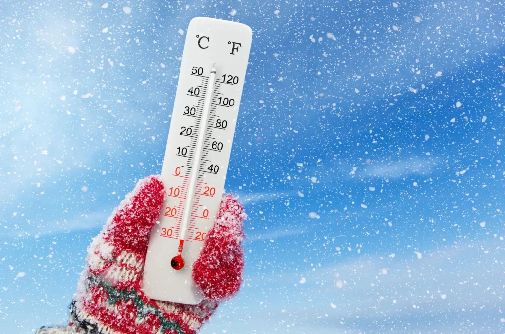 Evropu od letošní sezóny podle meteorologů čekají mrazivější zimy. - SportDeník teploměr zobrazující stupně pod nulou