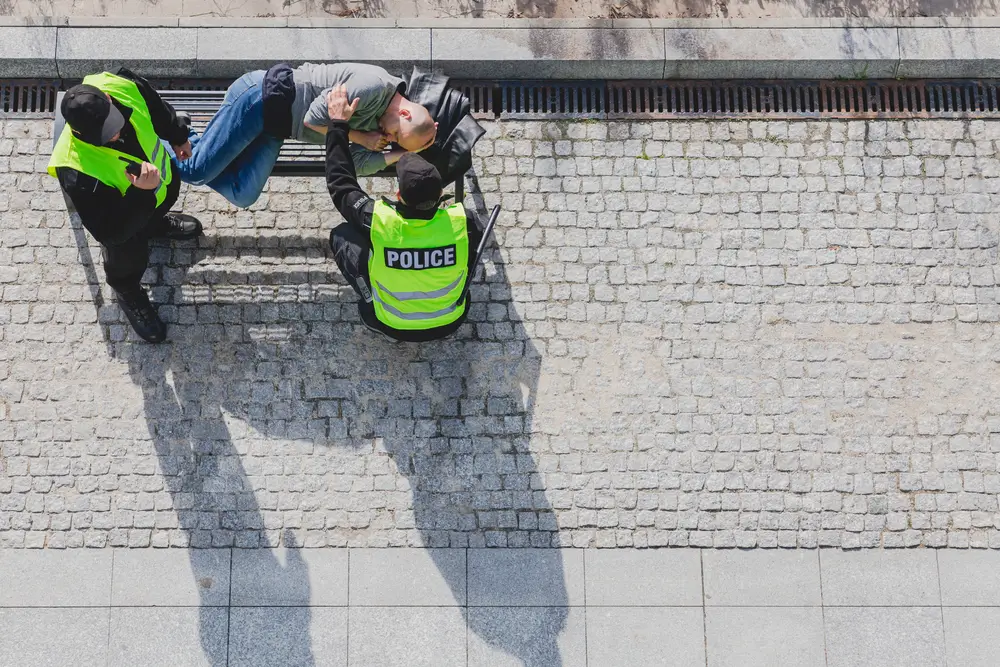 shutterstock_2005061771 - SportDeník Policejní hlídka kontroluje bezdomovce