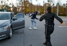 policista honící muže
