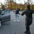 policista honící muže