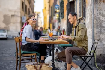 muž a žena v restauraci