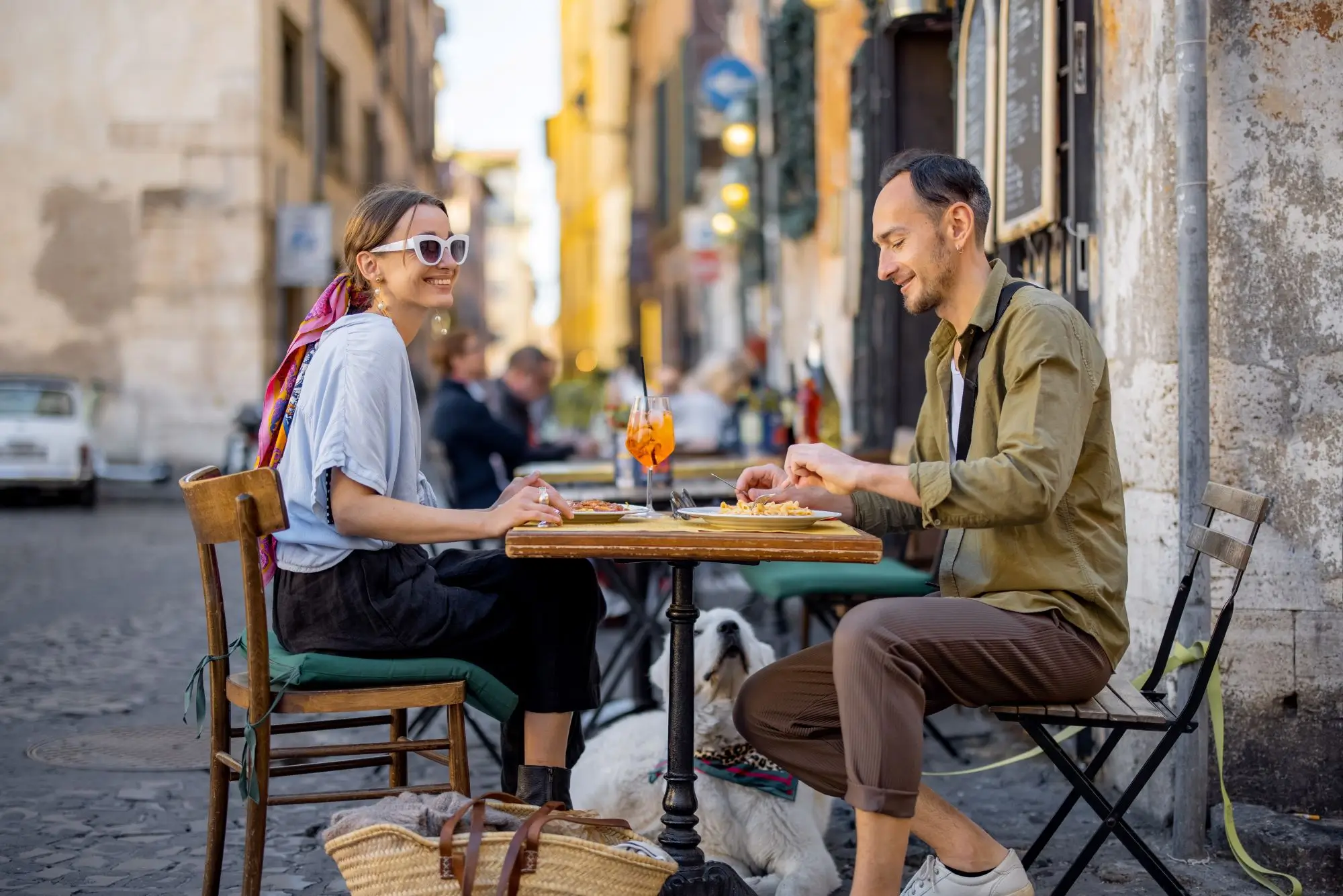 muž a žena v restauraci