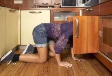 žena hledá ve skříni