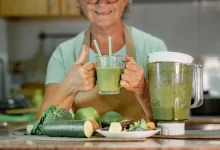 starší žena mixuje zeleninu