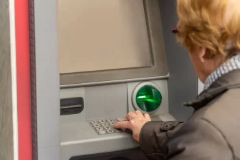 výběr z bankomatu