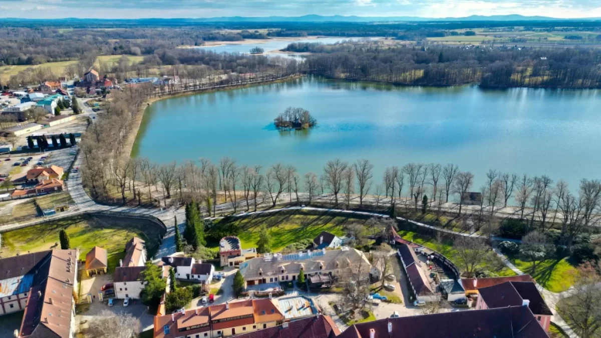 pohled na město a rybník