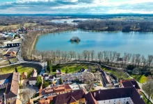 pohled na město a rybník