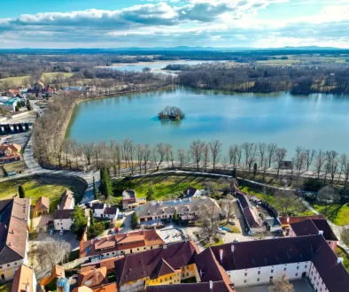 pohled na město a rybník