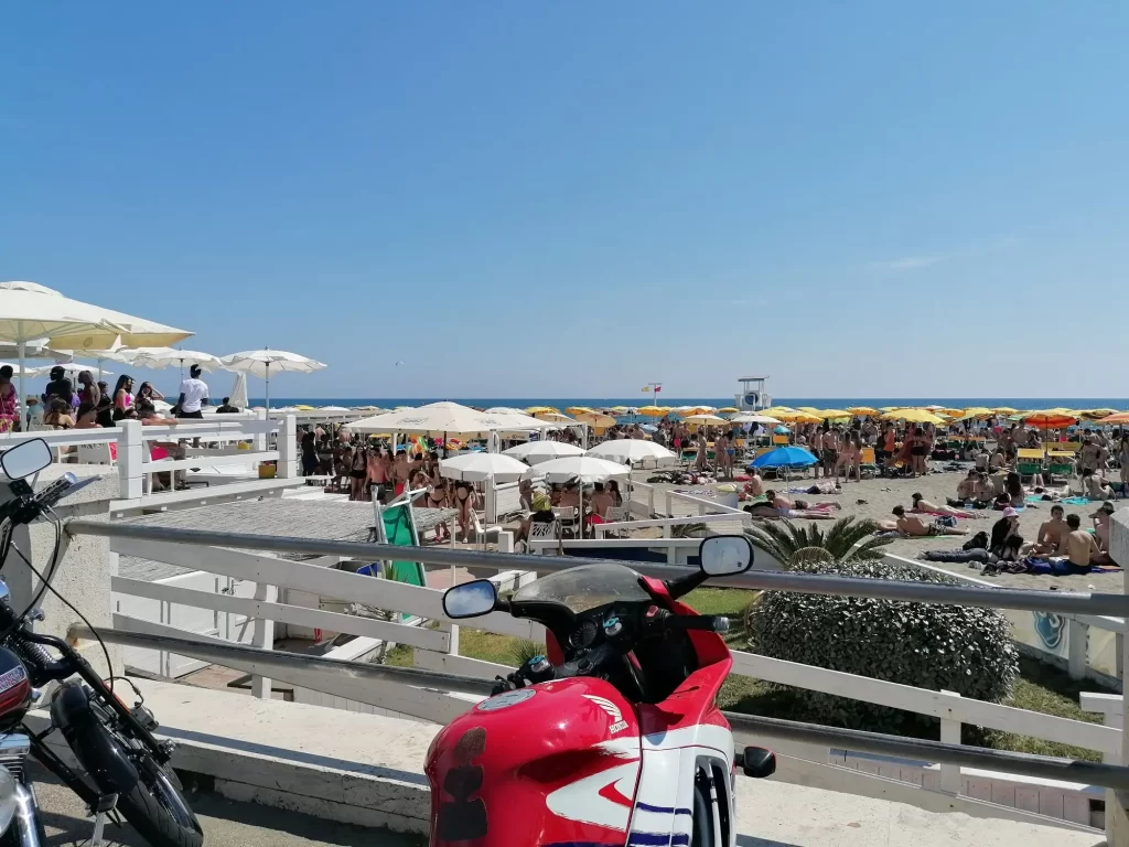 Italská Ostia bývá přelidněná a kvalita moře je zde nízká. - SportDeník plná italská pláž