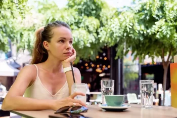 žena po nepovedeném rande