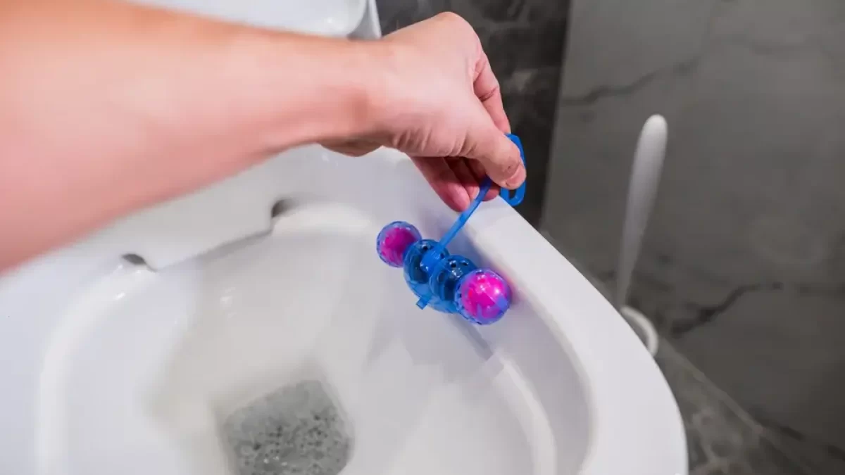 Muž dává do záchodu WC kuličky