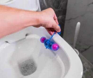 Muž dává do záchodu WC kuličky