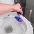 Muž dává do záchodu WC kuličky