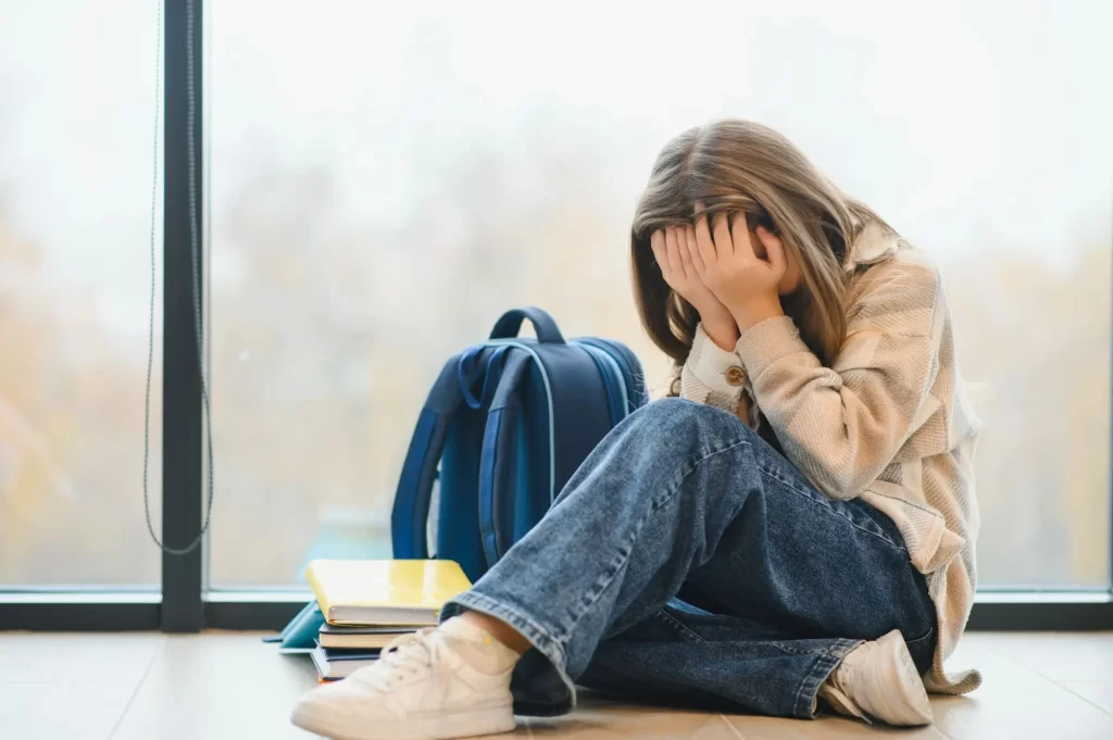 Psychické problémy jsou u dnešních dětí čím dál častější. - SportDeník nešťastná studentka sedící na zemi